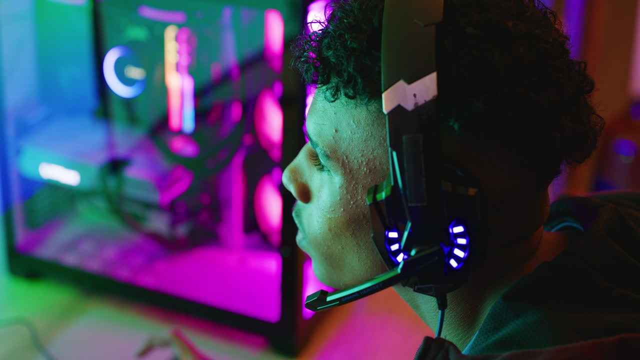Gamer masculino jogando videogame no computador.