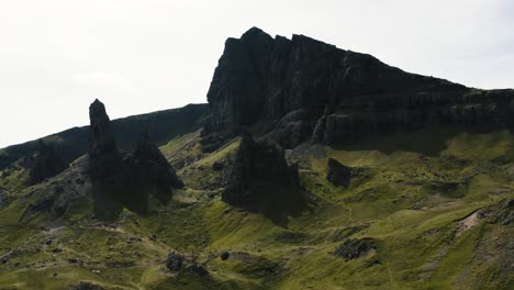 disparo de drone empujando hacia el viejo hombre de storr de escocia en la isla de skye