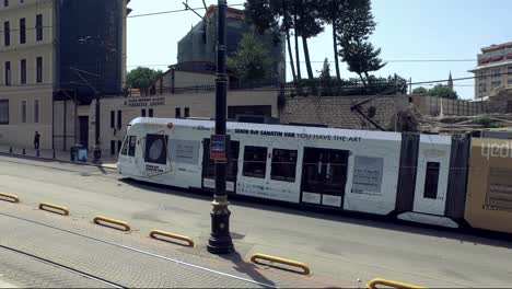el metro de estambul cerca de la mezquita de hagia sophia, iglesia. es una red ferroviaria de tránsito rápido que sirve a la ciudad. el sistema consta de seis líneas