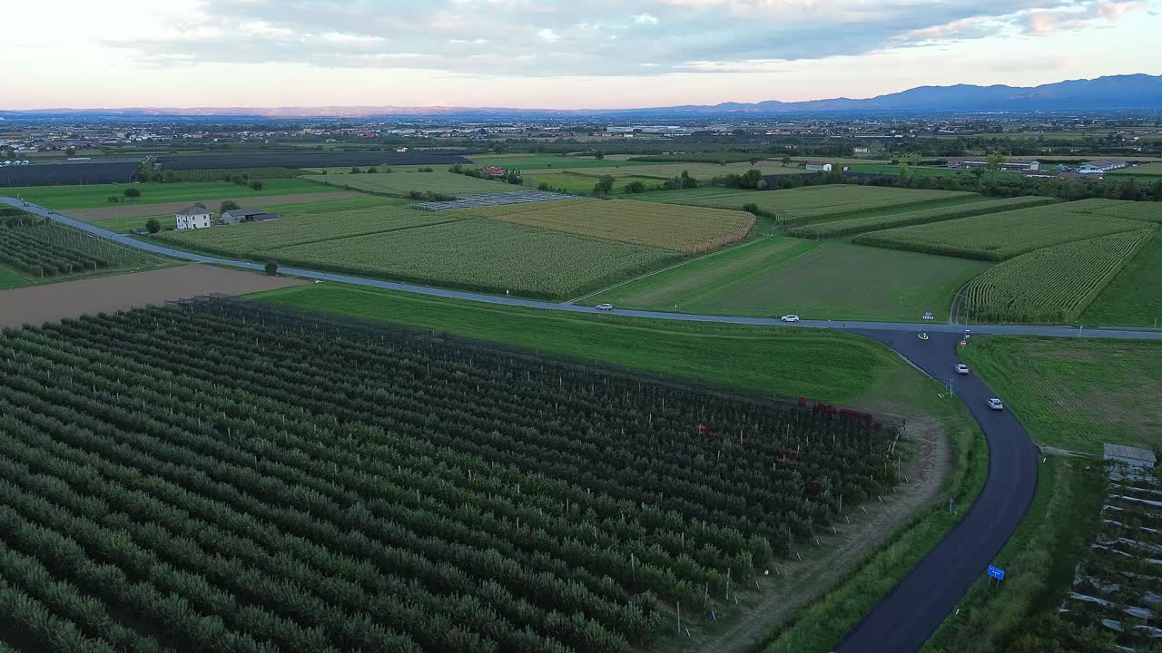 взгляд с воздуха на зеленые поля в кусе, италия, сделанный с помощью беспилотного самолета
