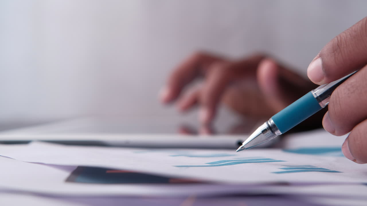 análisis de datos en la tableta con pluma