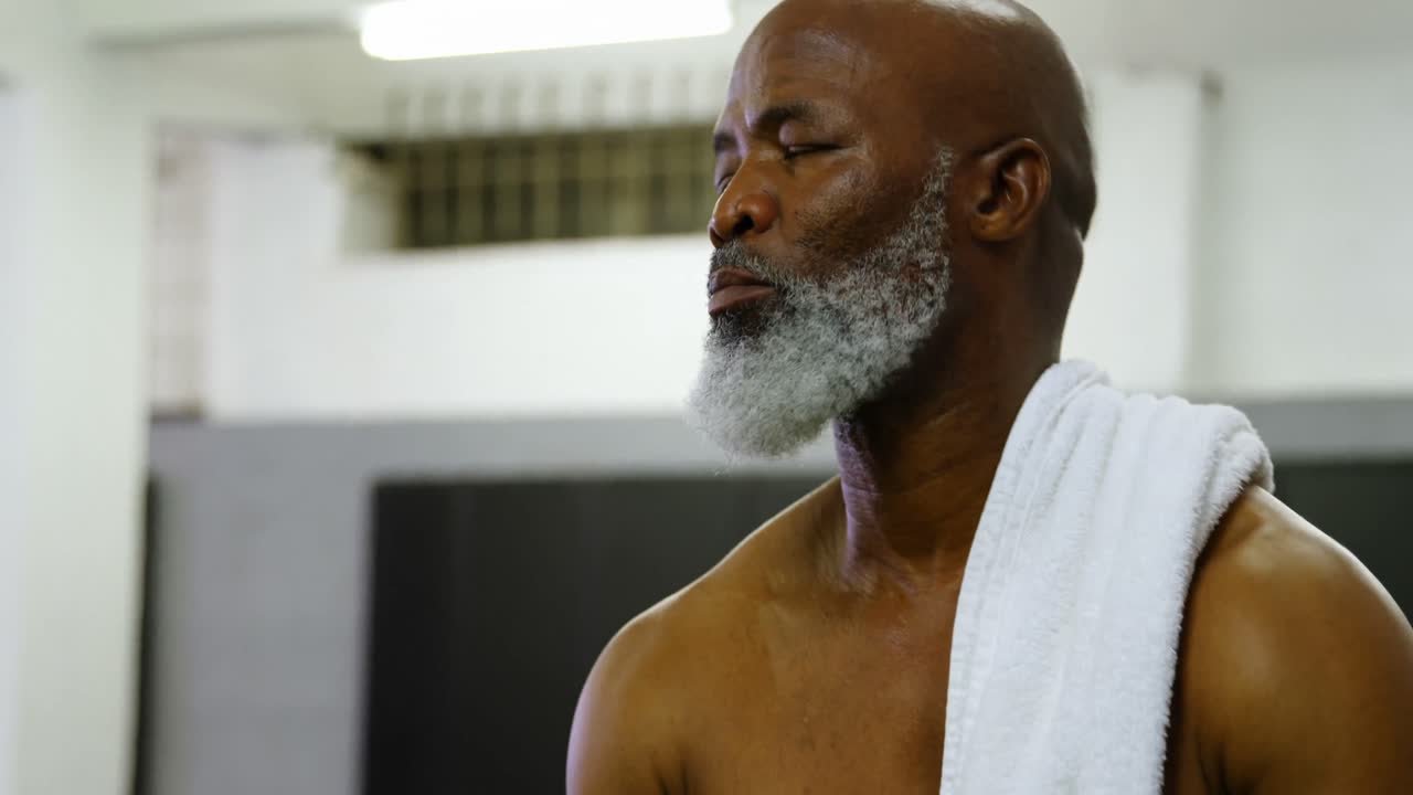 hombre mayor bebiendo agua después del entrenamiento 4k