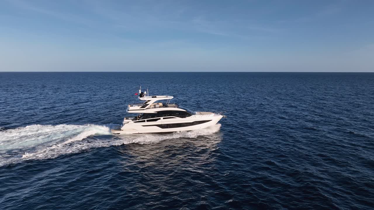 un yate de lujo conduciendo en el mar mediterráneo en cámara lenta