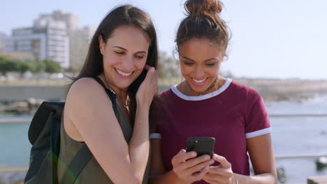 selfie, viajes o mujeres amigas con teléfono