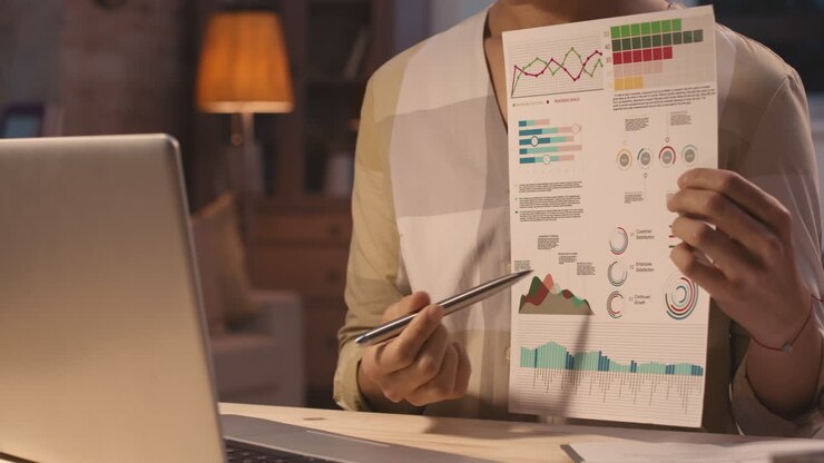 mulher apresentando relatório de análise de dados