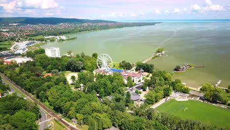 Hungría-Keszthely,-Balaton,-Playa,-A-Bordo,-Drone,-Video,-Rueda-De-La-Fortuna