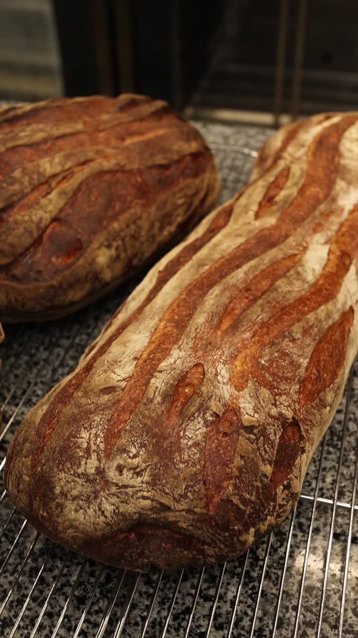 dos panes de artesanía en un estante de enfriamiento