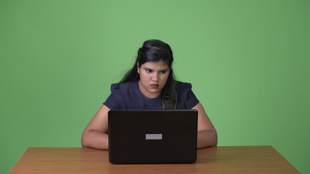joven sobrepeso hermosa mujer de negocios india contra fondo verde