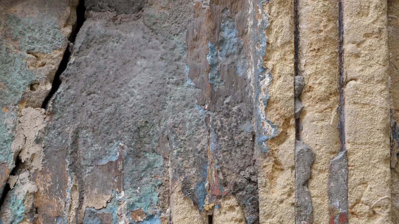 cerca de una pared de madera agrietada y desgastada