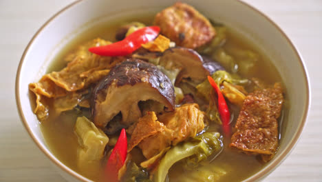 Repollo-Hervido-En-Escabeche-Y-Sopa-De-Calabaza-Amarga---Comida-Asiática,-Vegana-Y-Vegetariana