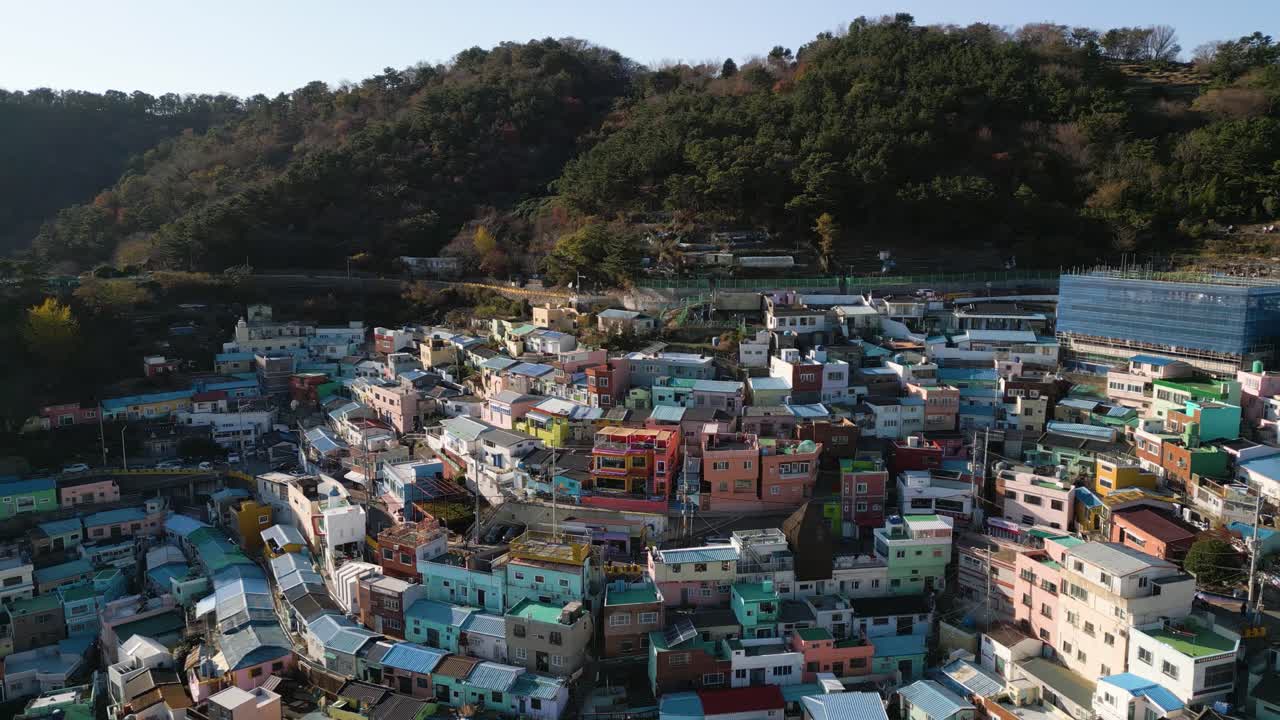 Toàn cảnh Làng văn hóa Gamcheon từ trên không vào lúc hoàng hôn, Busan, Hàn Quốc