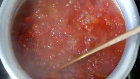 tomates hirviendo en agua caliente