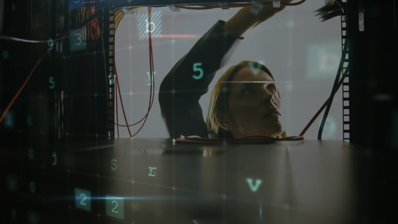 데이터 보안 메시지를 움직이는 컴퓨터 서버에서 일하는 여성