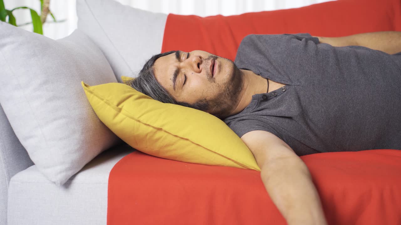 hombre perezoso aburrido viendo la televisión.