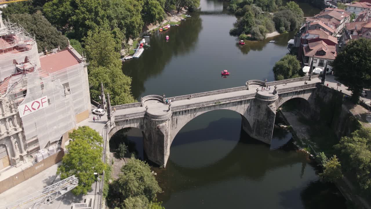 아마란테 마을의 도시 경관을 감상할 수 있는 강 위의 역사적인 석교, 공중 궤도 전망