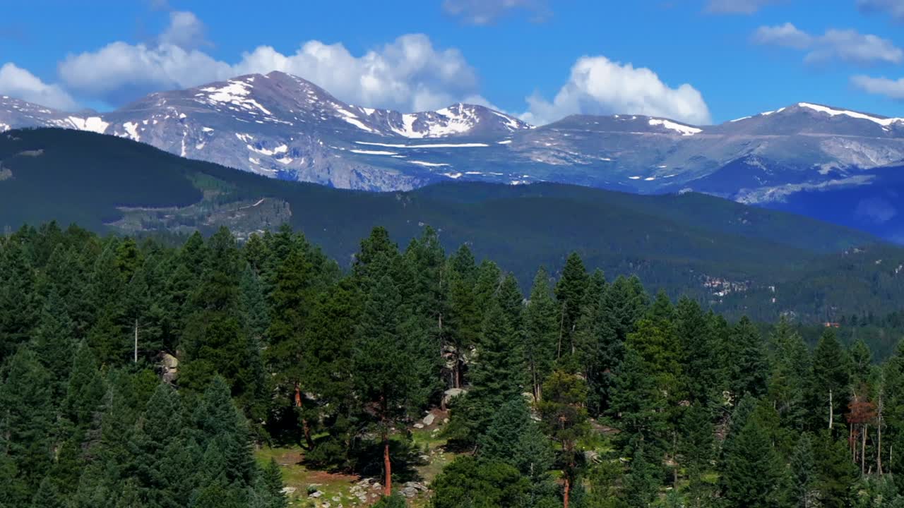 verano monte azul cielo evans drone aéreo paralaje coníferas de hoja perenne colorado montañas rocosas paisaje norte turkey creek bosque marshdale espacio abierto nieve derretida mañana soleada hacia adelante revelar