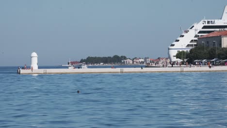 Gran-Crucero-Atracado-En-El-Paseo-Marítimo-De-Zadar-Con-Vistas-Al-Faro,-Verano-En-Croacia