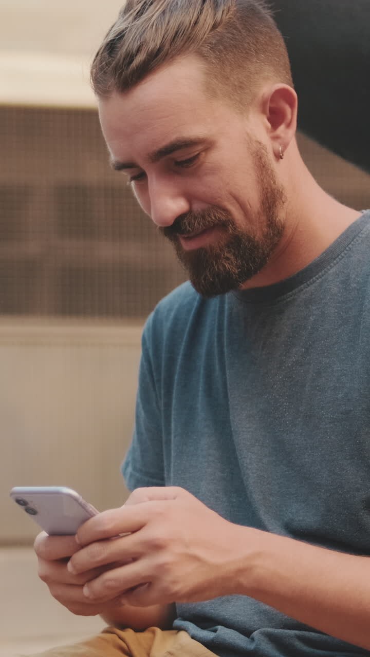 hombre usando teléfono inteligente al aire libre
