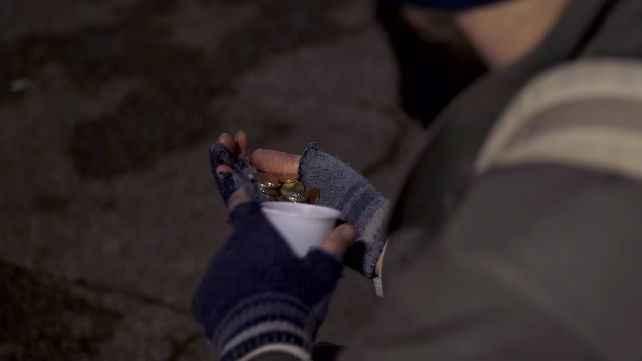 manos de mendigo contando monedas al aire libre