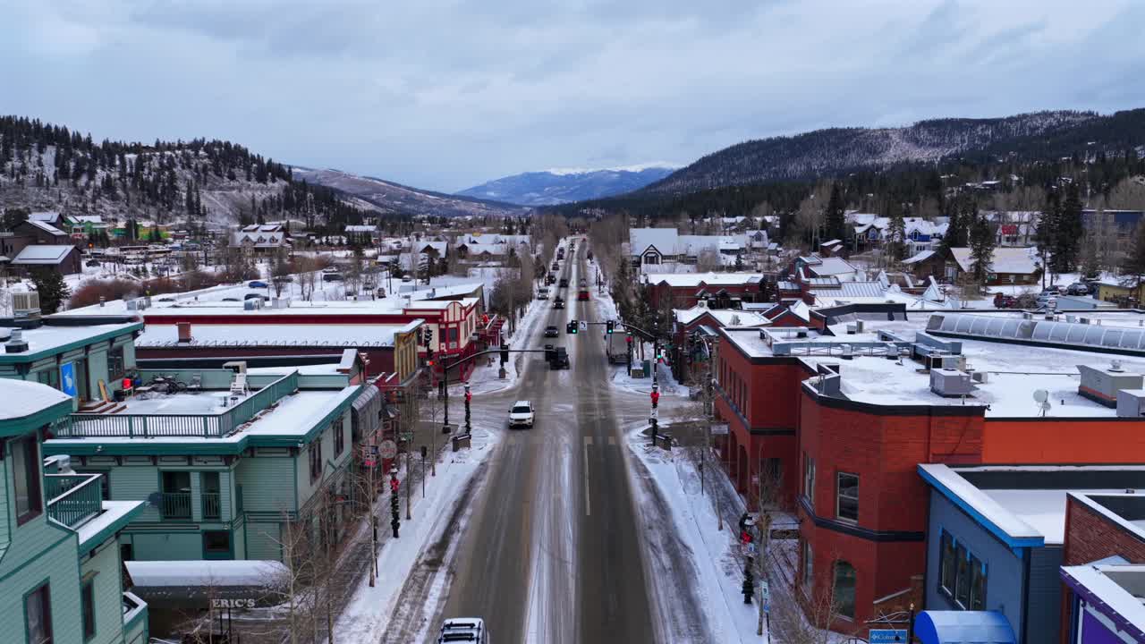 Inverno Dicembre Gennaio prima mattina strada principale città di Breckenridge Ski Resort Colorado drone aereo Montagne Rocciose case condominiali edifici commerciali Ten Mile Range auto traffico movimento in avanti