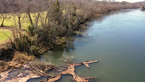 Blick-Auf-Den-Fluss-An-Einem-Sonnigen-Tag-In-Clinton,-Tennessee