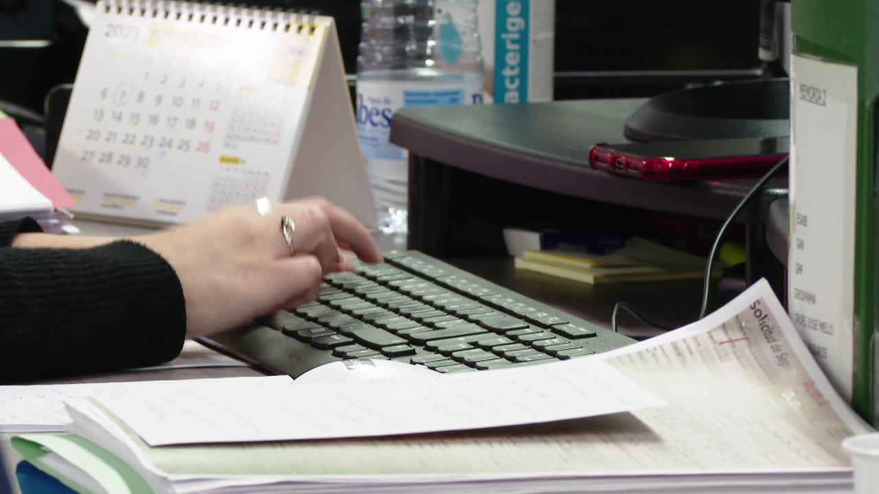 mujer trabajando en un escritorio