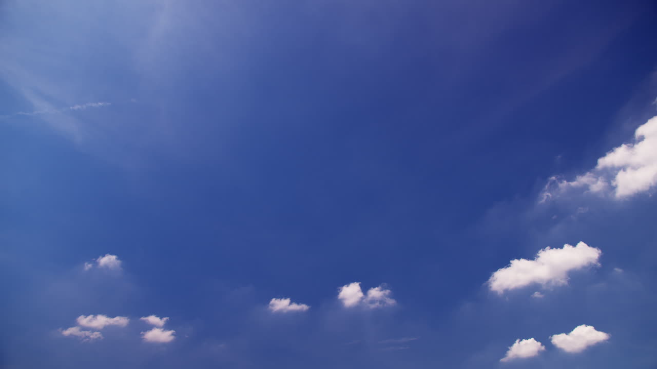 구름이 있는 아름다운 파란 하늘, 구름과 태양이 있는 파란 하늘