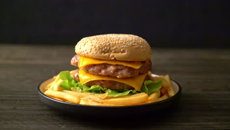 Schweinefleisch-Hamburger-Oder-Schweinefleisch-Burger-Mit-Käse-Und-Pommes-Frites