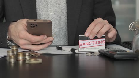 el hombre tiene dificultades financieras debido a las sanciones
