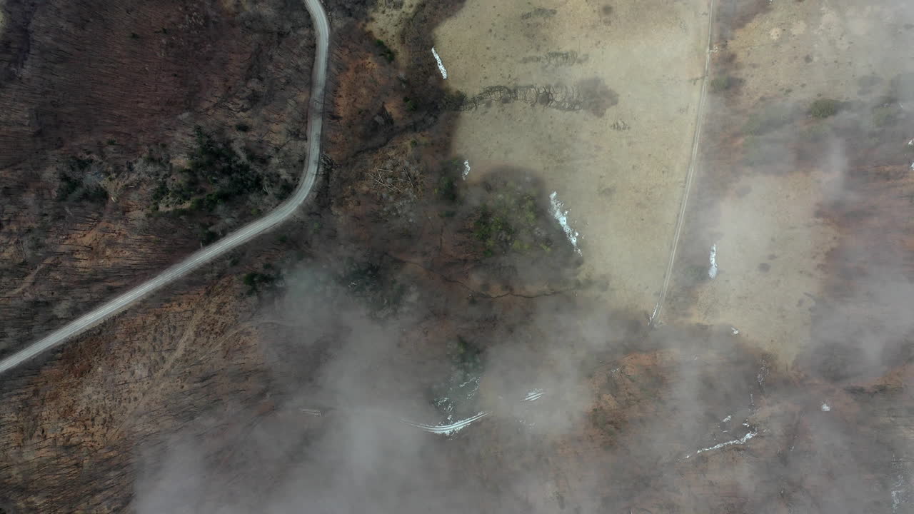 vista superior de la carretera en el invierno de eslovaquia
