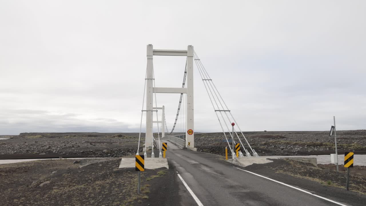 pequeño puente en la islandia rural con video cardán caminando hacia adelante