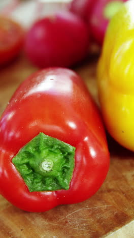 varias verduras en la tabla de cortar