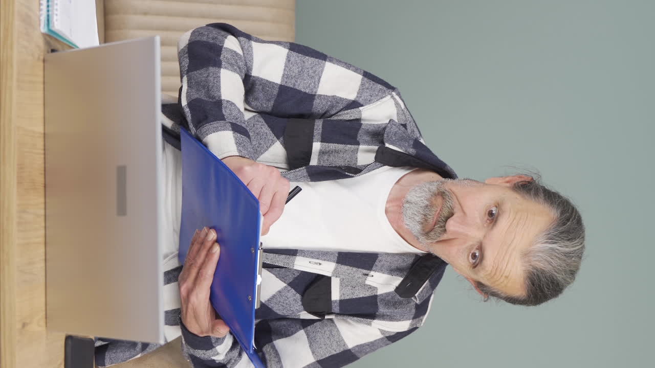 파일을 검토하는  ⁇ 은이의 수직 비디오는 그의 머리로 파일을 승인합니다.