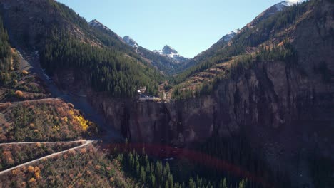 tomada de un dron distante de la parte superior del velo nupcial cae en telluride, colorado