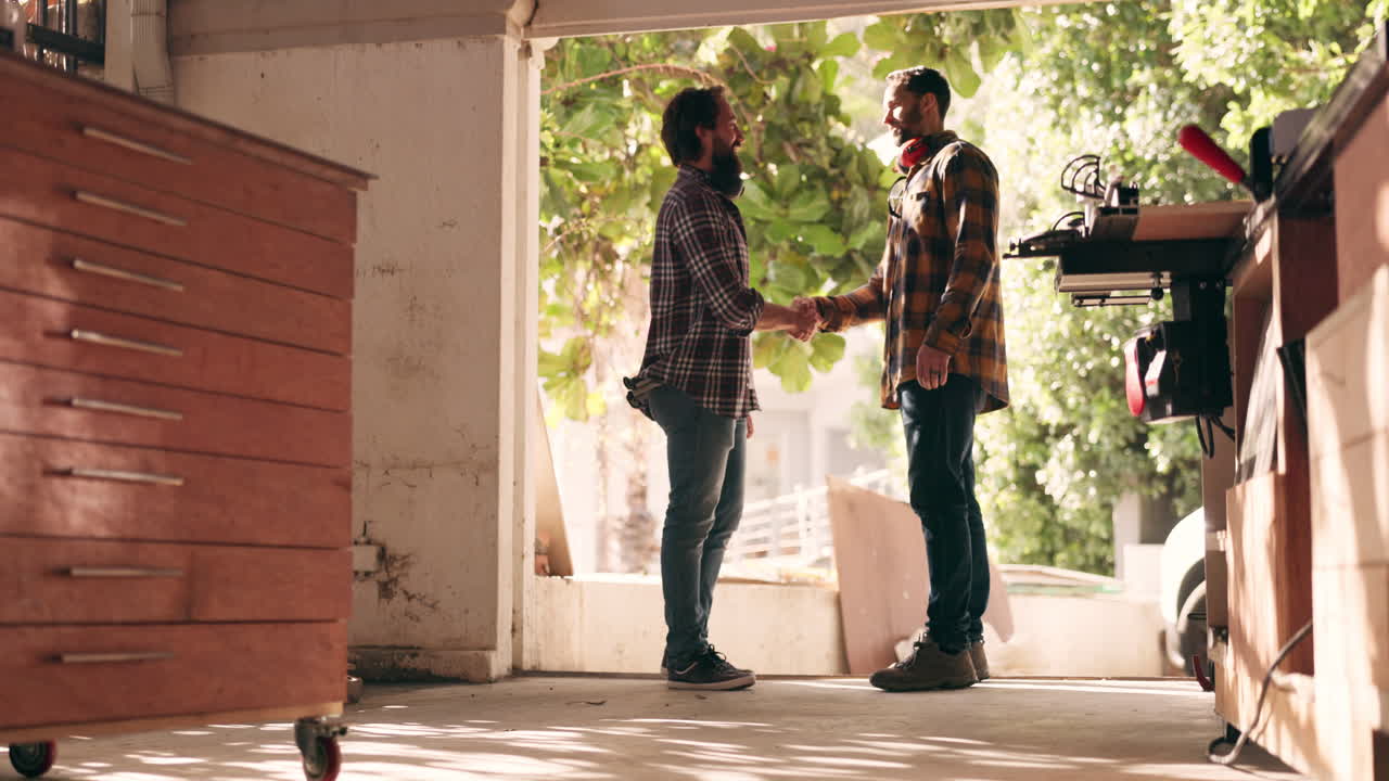 apretón de manos, carpintero y saludo con la gente