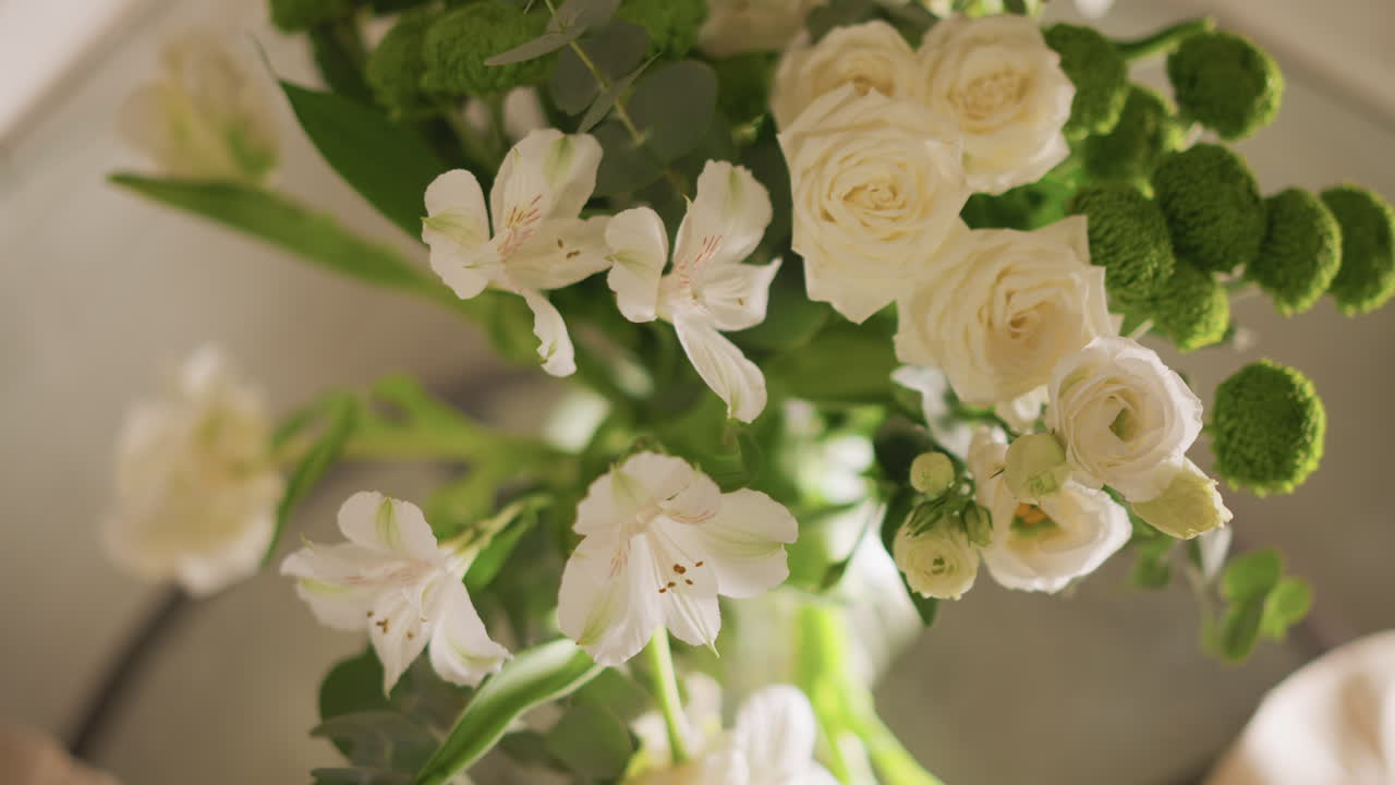 Affascinante composizione floreale. Sofisticata decorazione per tavolo nuziale con vegetazione lussureggiante. Raffinata apparecchiatura romantica accentuata da immacolate rose bianche e vivaci abbellimenti verdi.