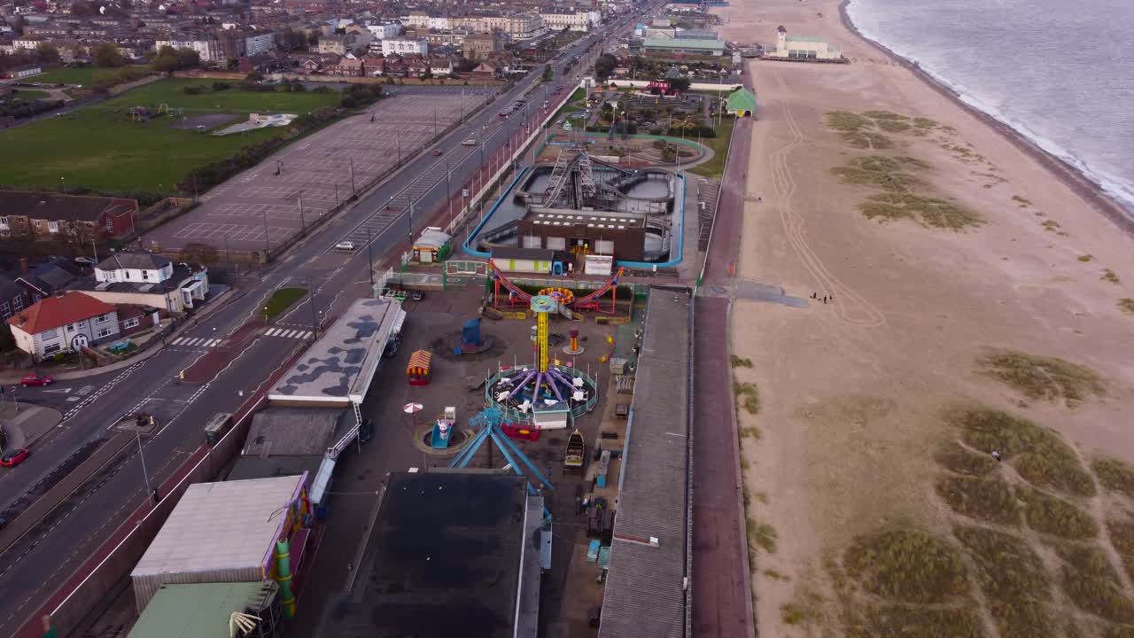 항공: 영국 노포크 그레이트 야머스에 있는 메리베일 모델 빌리지가 있는 어린이 놀이 공원 - 도시 드론 샷