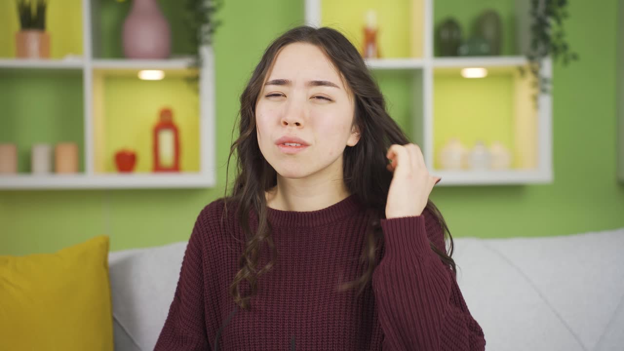 눈에 문제가 있는 젊은 아시아 여성이 눈 아래를 마사지하고 있습니다.