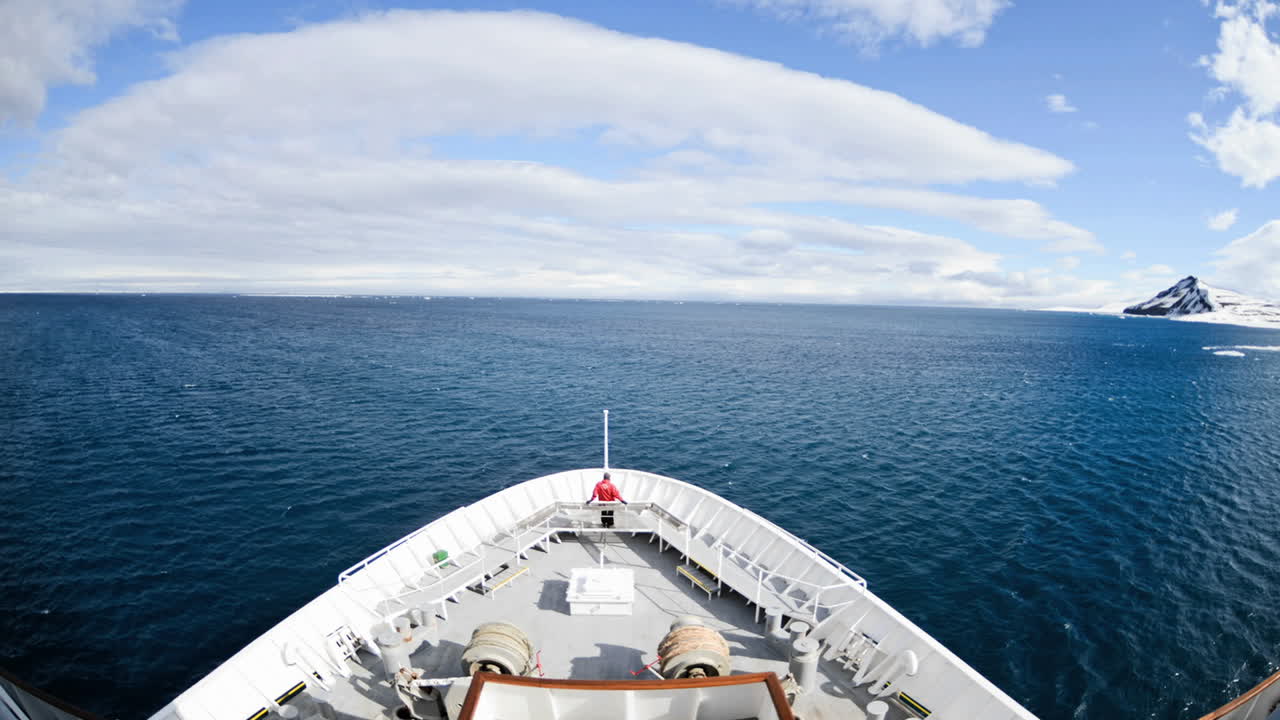 노르웨이 스발바르 군도의 롬피오르덴을 통해 바다에서 순항하는 배에서 한 사람의 활 시점 시간 경과