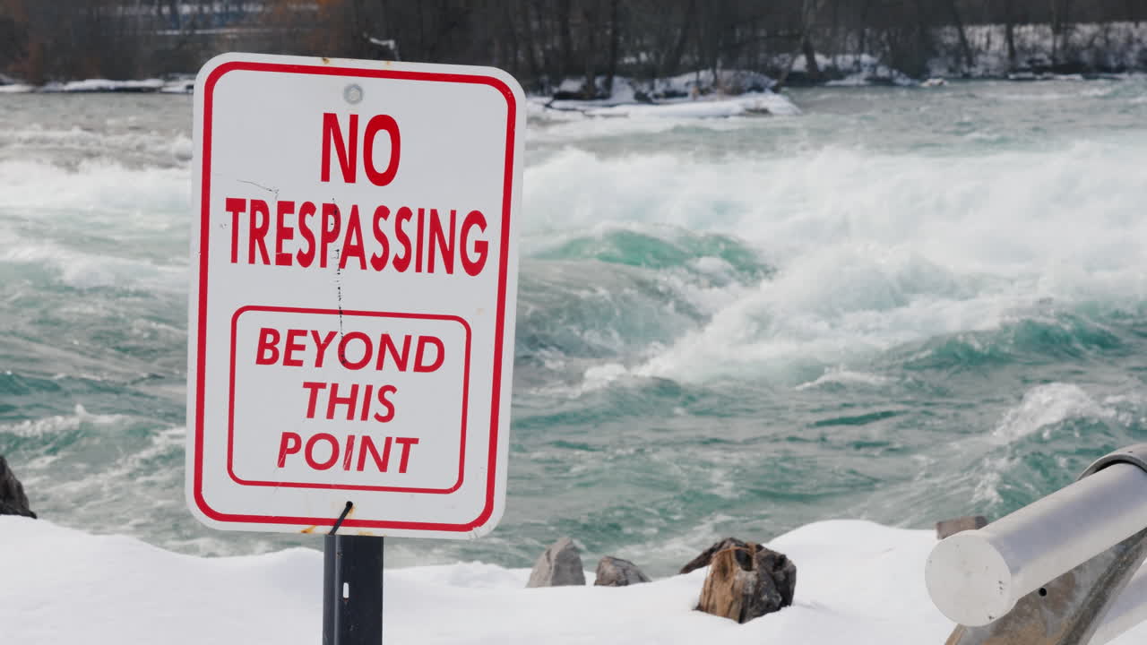 겨울에 나이아가라 강에 대한 위험 경고 표시 01