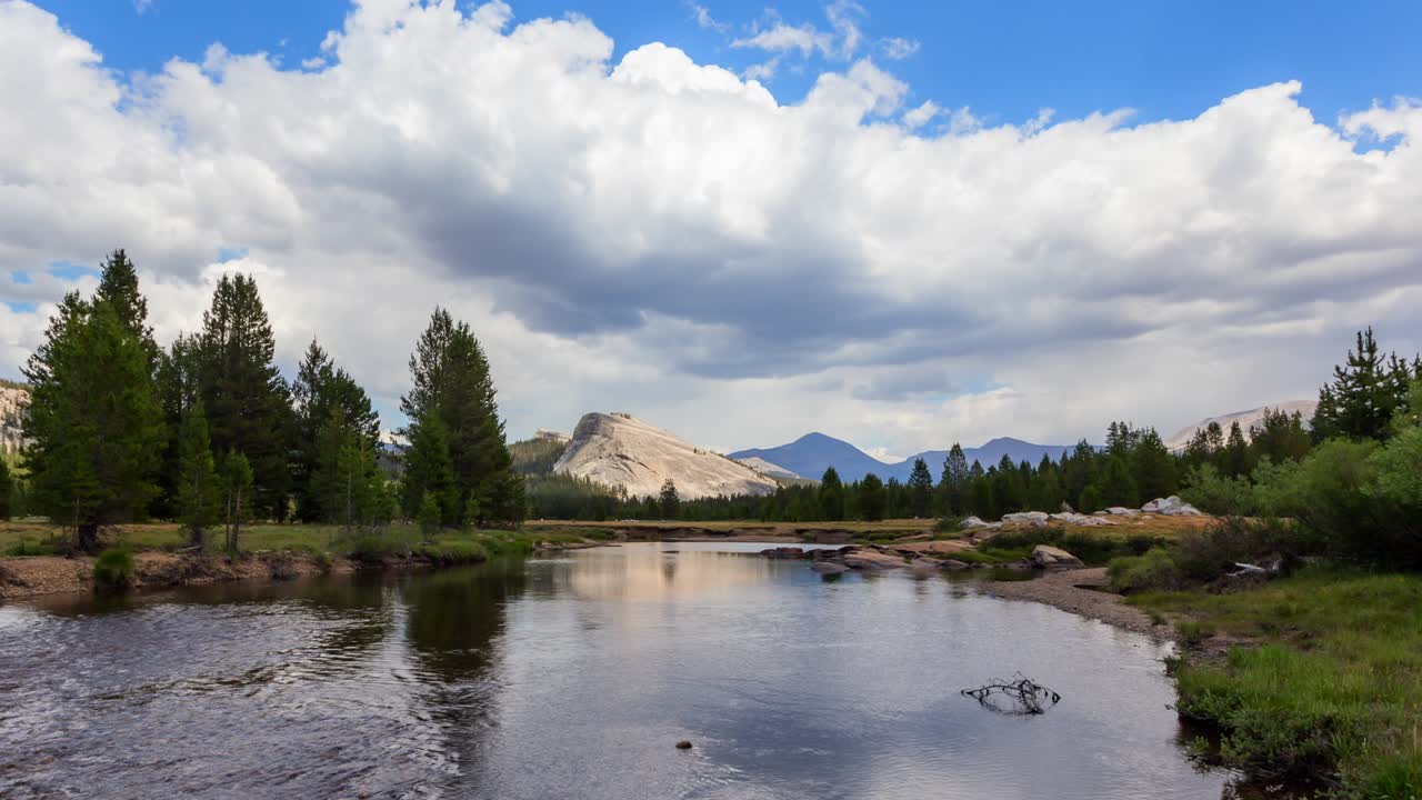 nubes sobre la montaña y el río en los prados de tuolumne en el parque nacional de yosemite, estados unidos