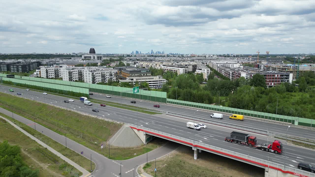 폴란드 바르샤바 의 빌라노우 지역 에 있는 현대적 인 주거 건물 들 의 드론 항공 사진
