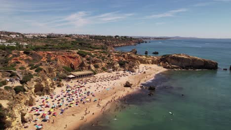 Tropischer-Strand-Mit-Bunten-Sonnenschirmen.-Urlaubskonzept