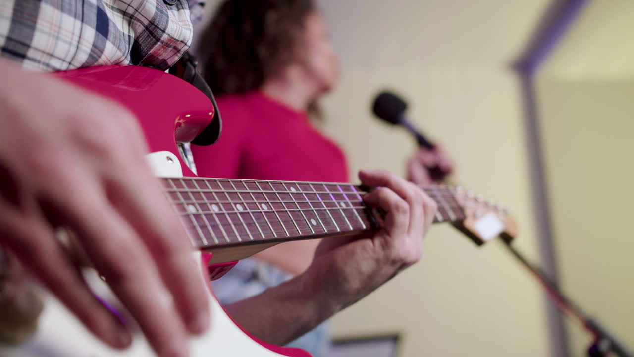 vista de cerca de las manos del hombre