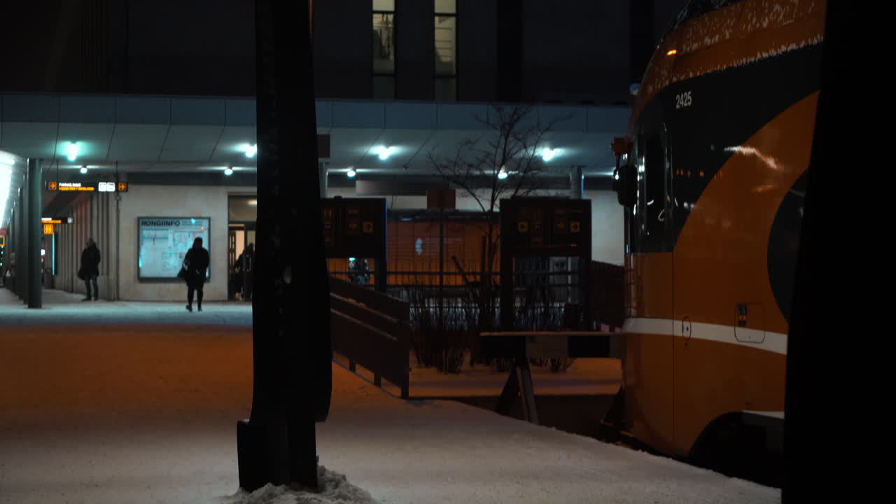 наклонный снимок вывески "таллинн" на вершине главного железнодорожного вокзала