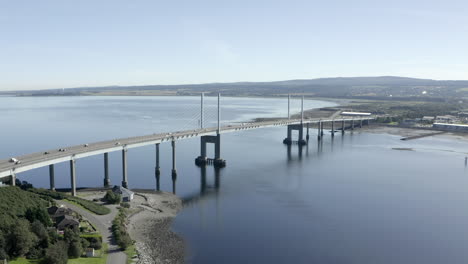 Eine-Luftaufnahme-Der-Kessock-Bridge-In-Inverness-An-Einem-Sonnigen-Sommermorgen