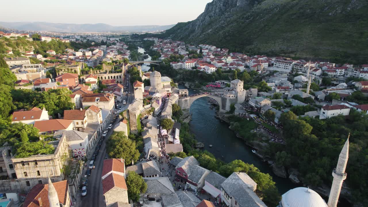 vista aérea de stari most sobre el río neretva durante la puesta de sol de la hora dorada