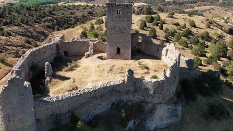 vuelo redondo alrededor de un castillo medieval en ucero, soria, españa