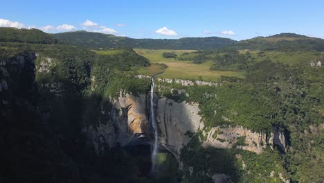 vista panorámica de la famosa cascada de las cataratas de yumbilla en perú