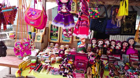 Video-Diurno-De-4k-Que-Muestra-Una-Colorida-Tienda-De-Souvenirs-En-Una-Tarifa-Local-En-Huanuco,-Perú